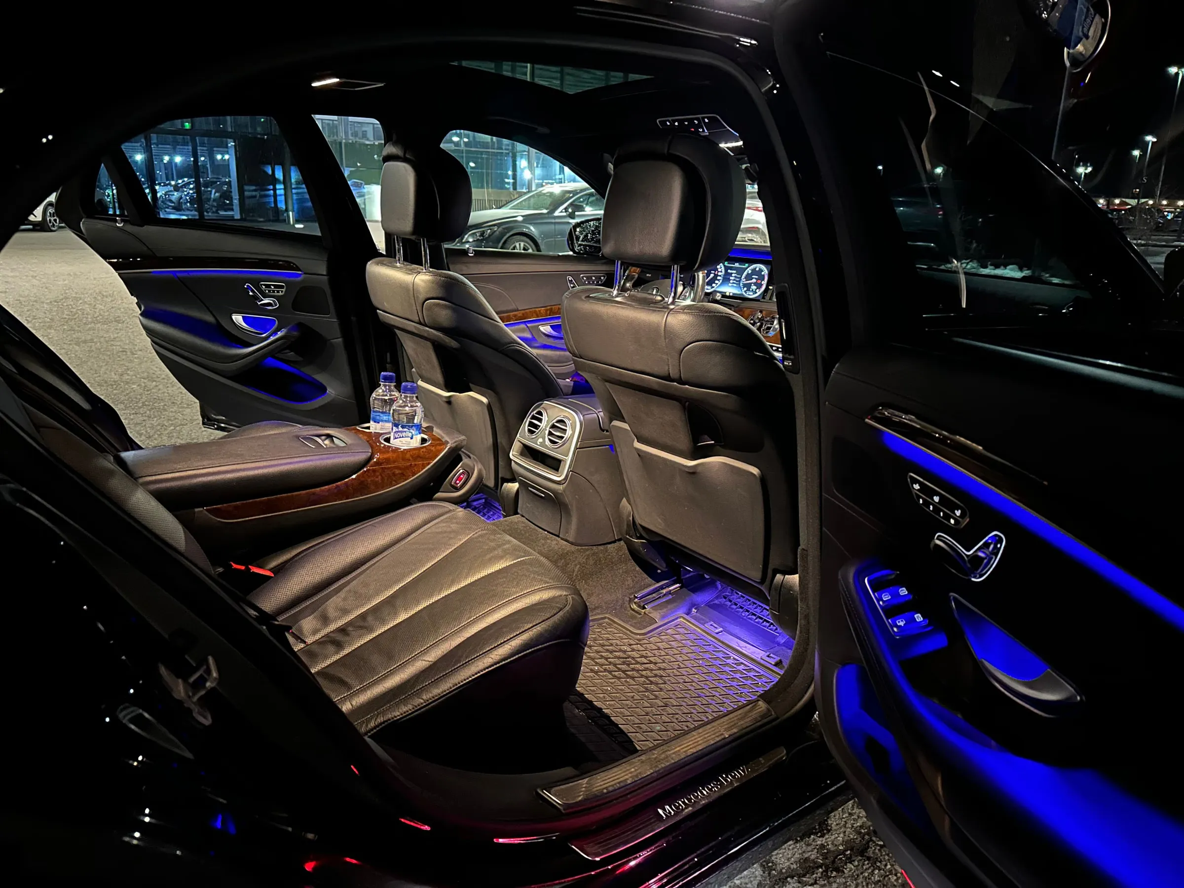 Mercedes-Benz S-sarjan takaistuin illalla