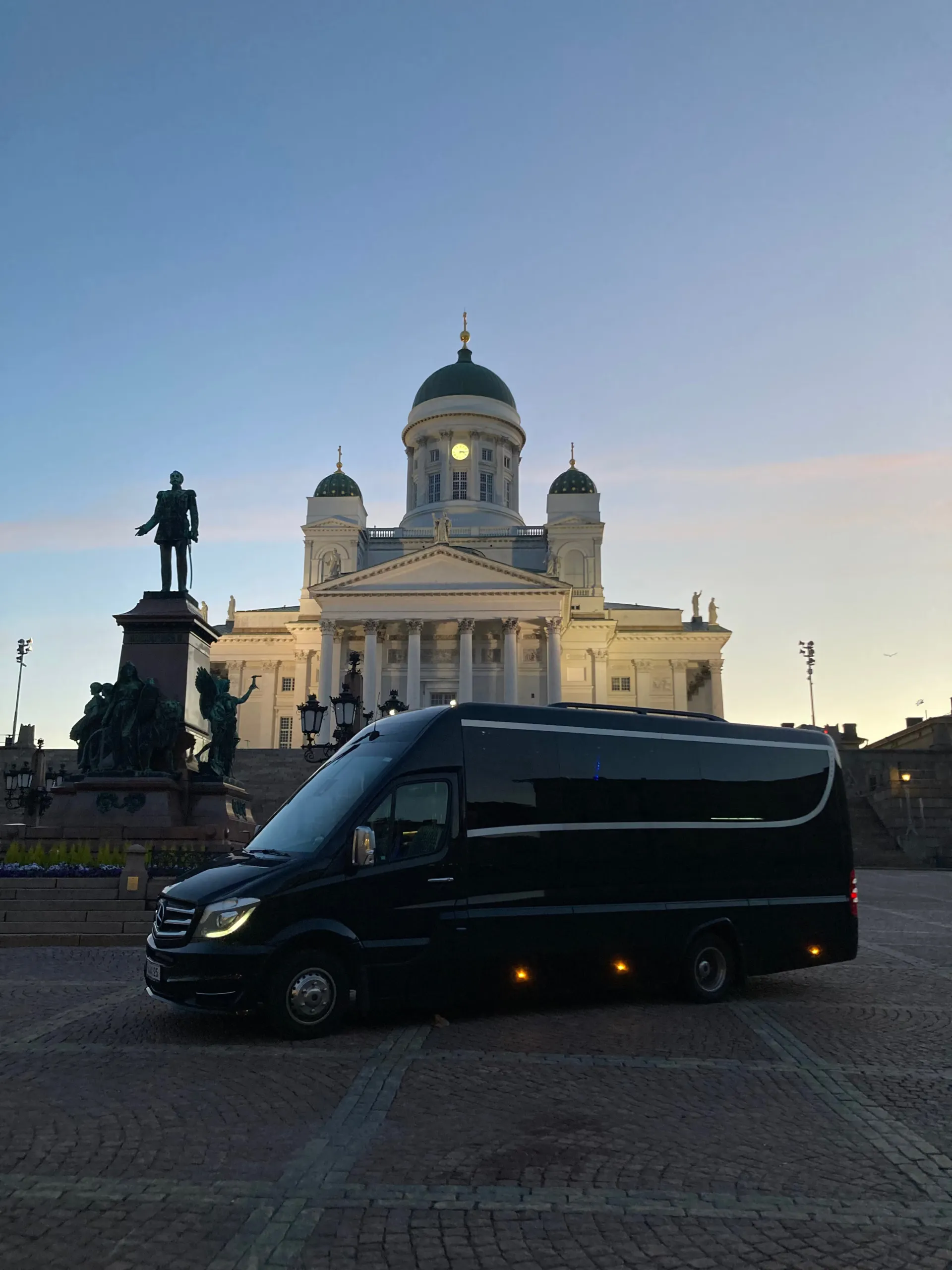 Mercedes-Benz Sprinter Helsingin tuomiokirkon edustalla