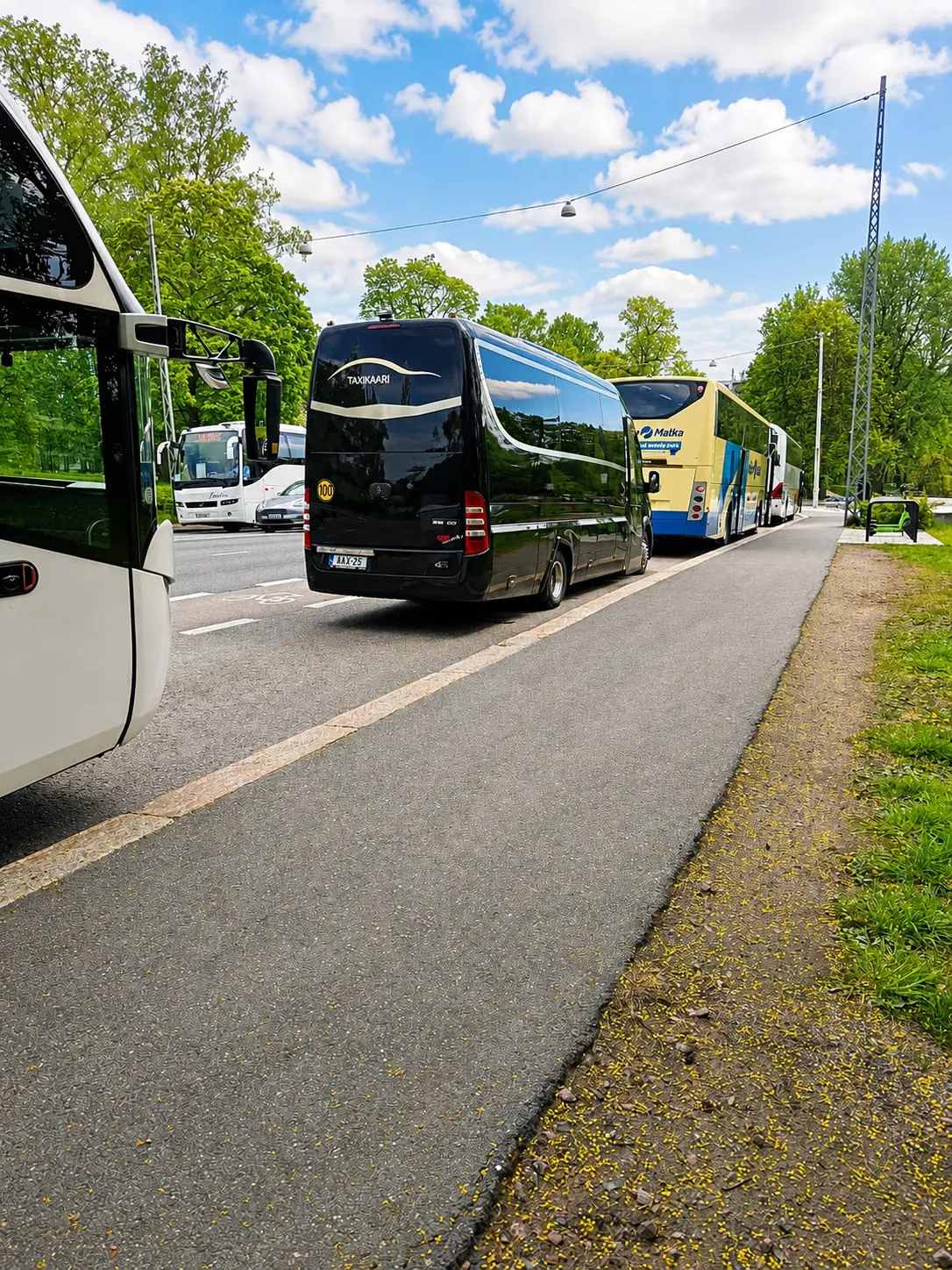 Taxikaaren VIP-bussi muiden bussien joukossa tapahtumapaikalla