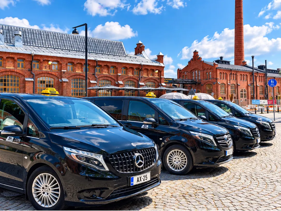 Neljä mustaa Mercedes-Benz V-sarjan autoa rivissä
