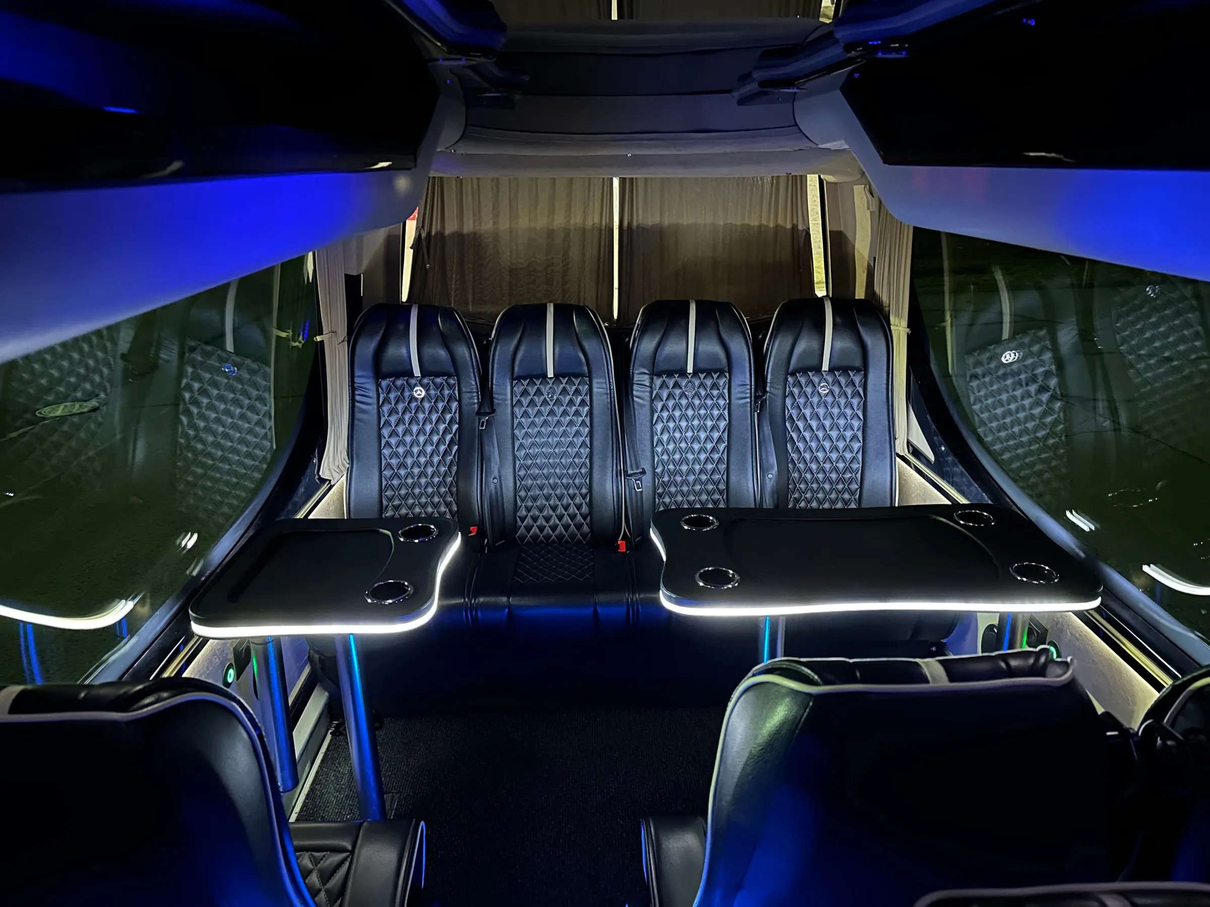 VIP-bussin tikatut nahkaistuimet