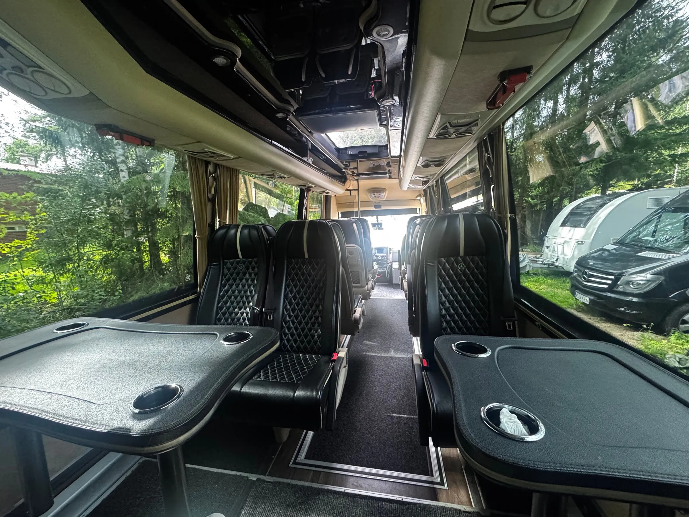 VIP-bussin nahkaistuimet ja pöydät